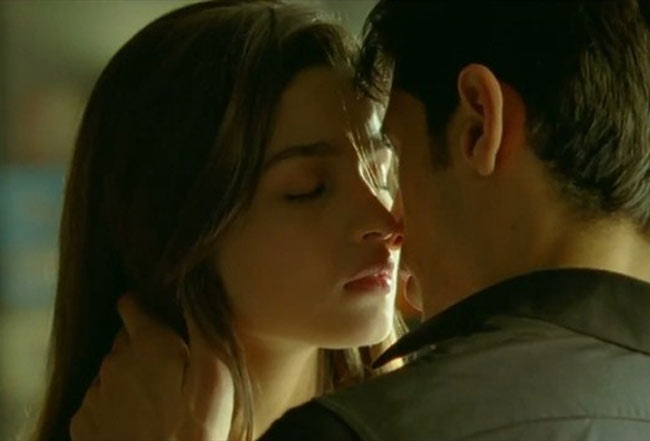 Alia Bhatt Kissing Siddharth Malhotra