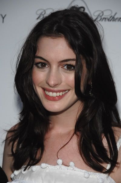 Anne Hathaway Flashes Crowd At Les Mis Premiere