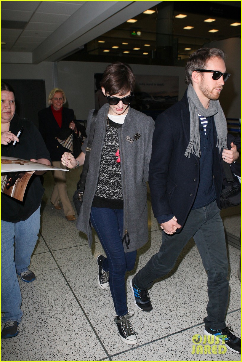 Anne Hathaway Wardrobe Malfunction Photo Tmz