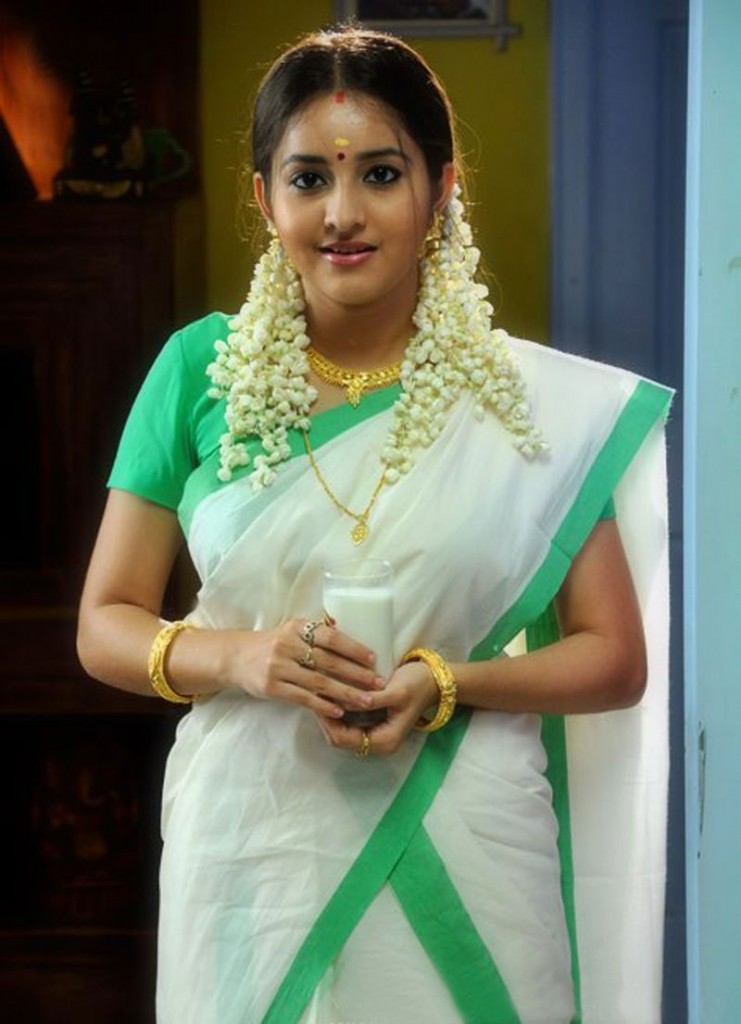 Anushka Sharma In Saree Navel
