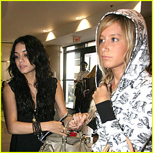 Ashley Tisdale And Vanessa Hudgens Kissing