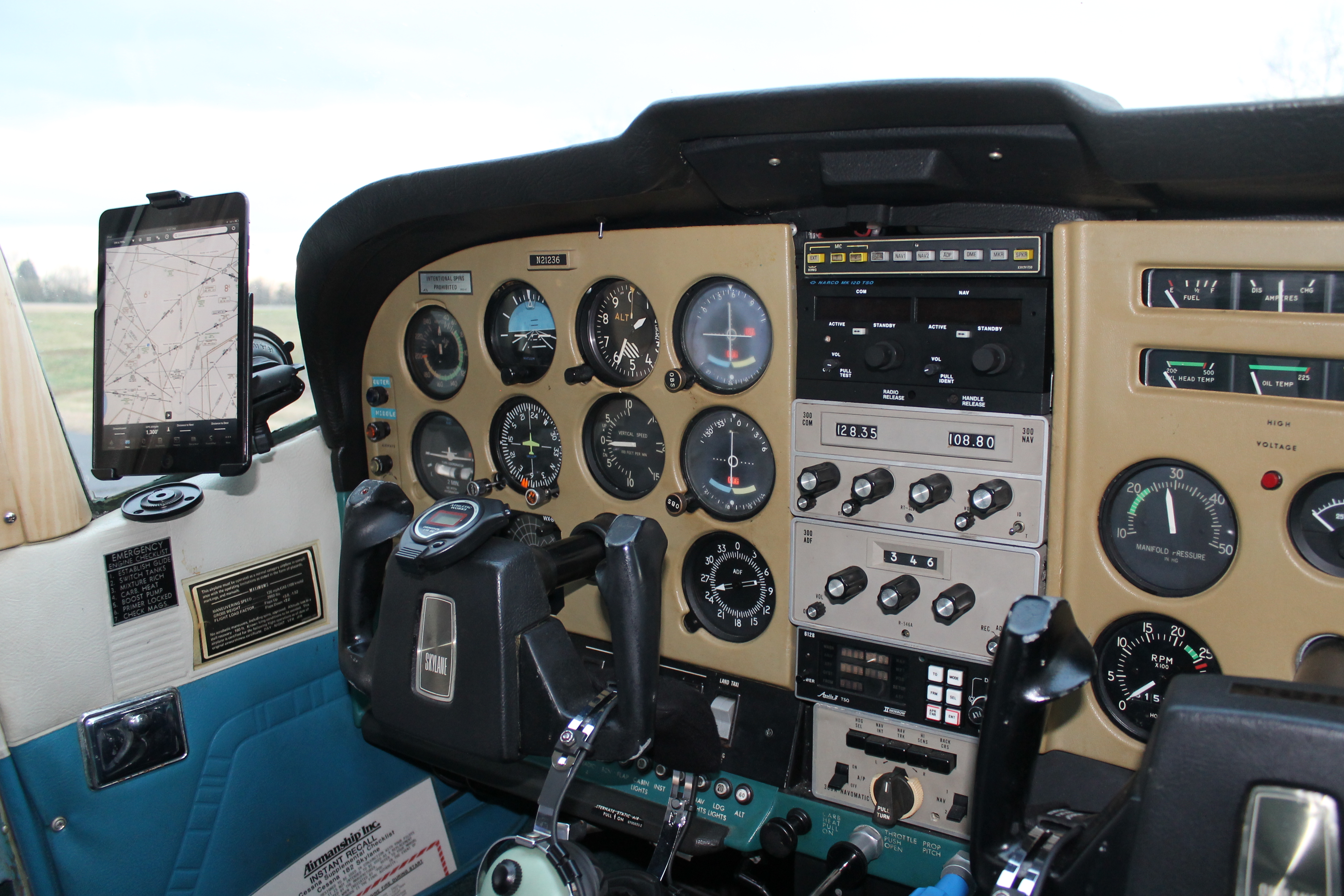 Cessna 182 Cockpit
