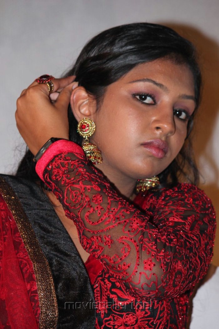 Kumki Actress Lakshmi Menon Hot Photos