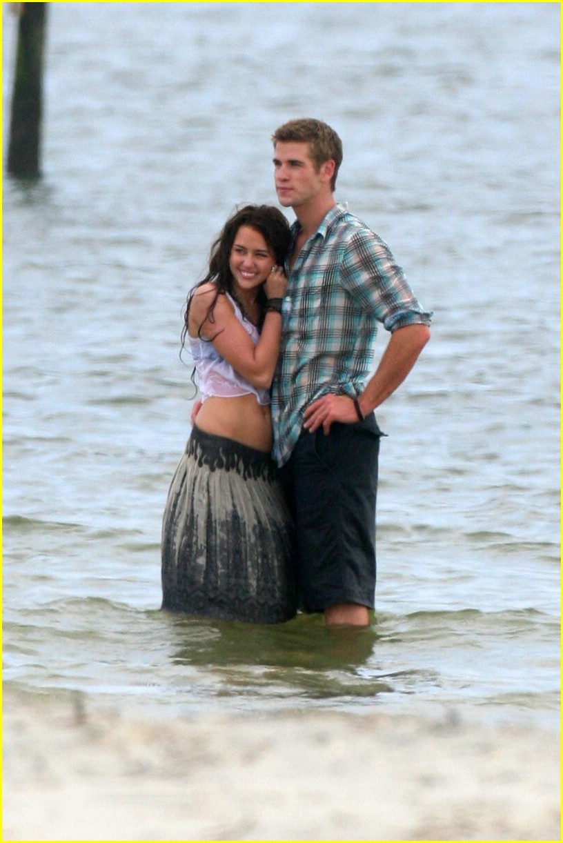 Miley Cyrus And Liam Hemsworth Kissing