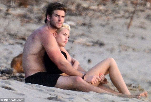 Miley Cyrus And Liam Hemsworth Kissing On The Beach