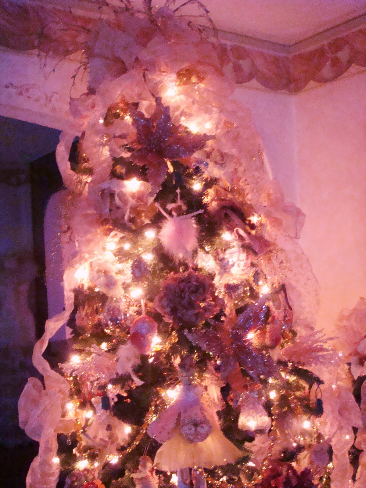 Pictures Of Christmas Trees Decorated In Pink