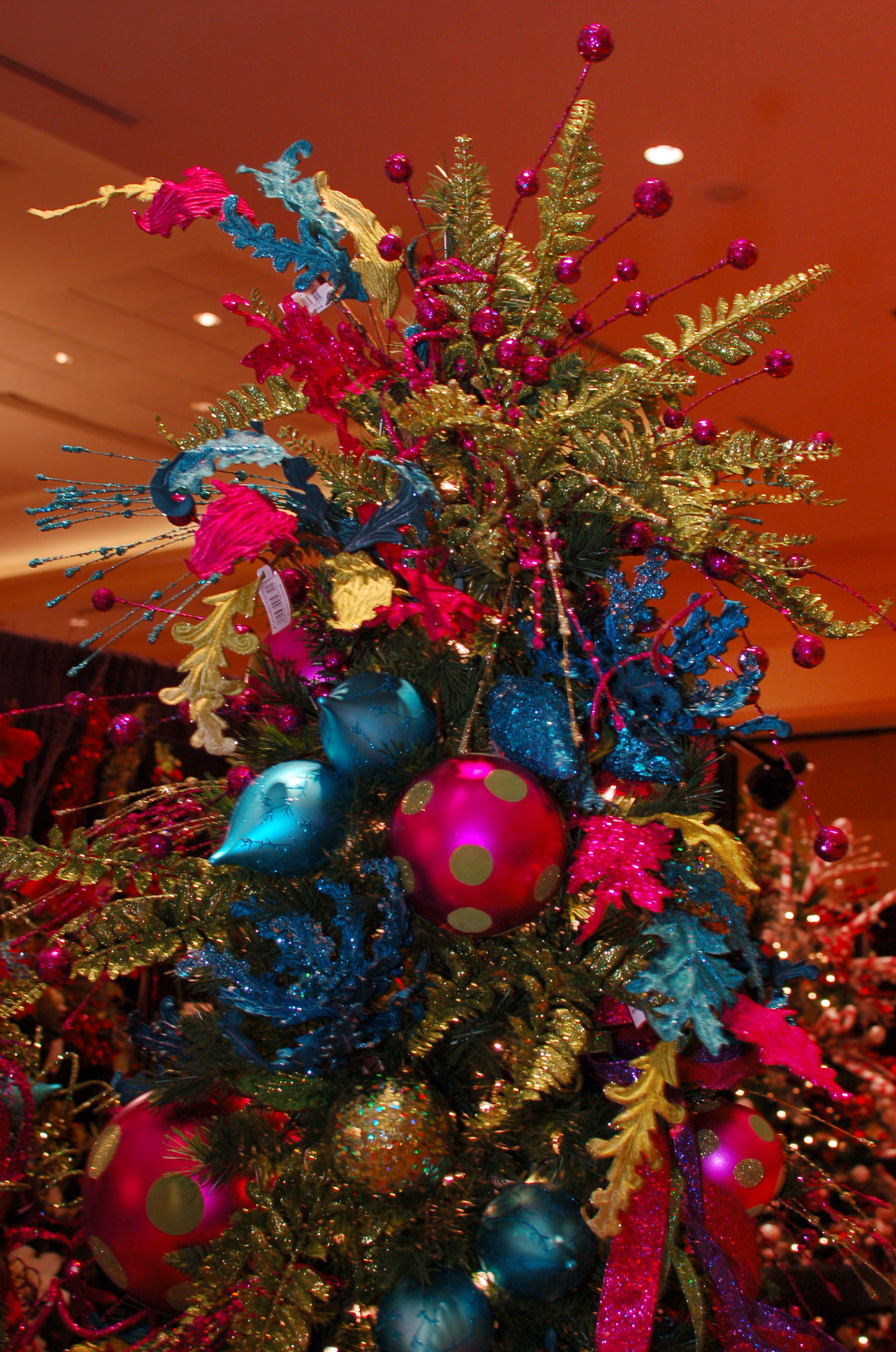 Pictures Of Christmas Trees Decorated With Mesh