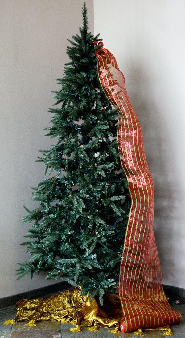 Pictures Of Christmas Trees Decorated With Mesh Ribbon