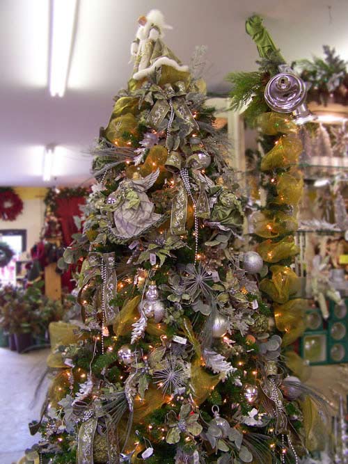Pictures Of Christmas Trees Decorated With Ribbon