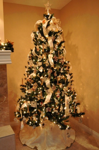 Pictures Of Christmas Trees Decorated With Ribbon