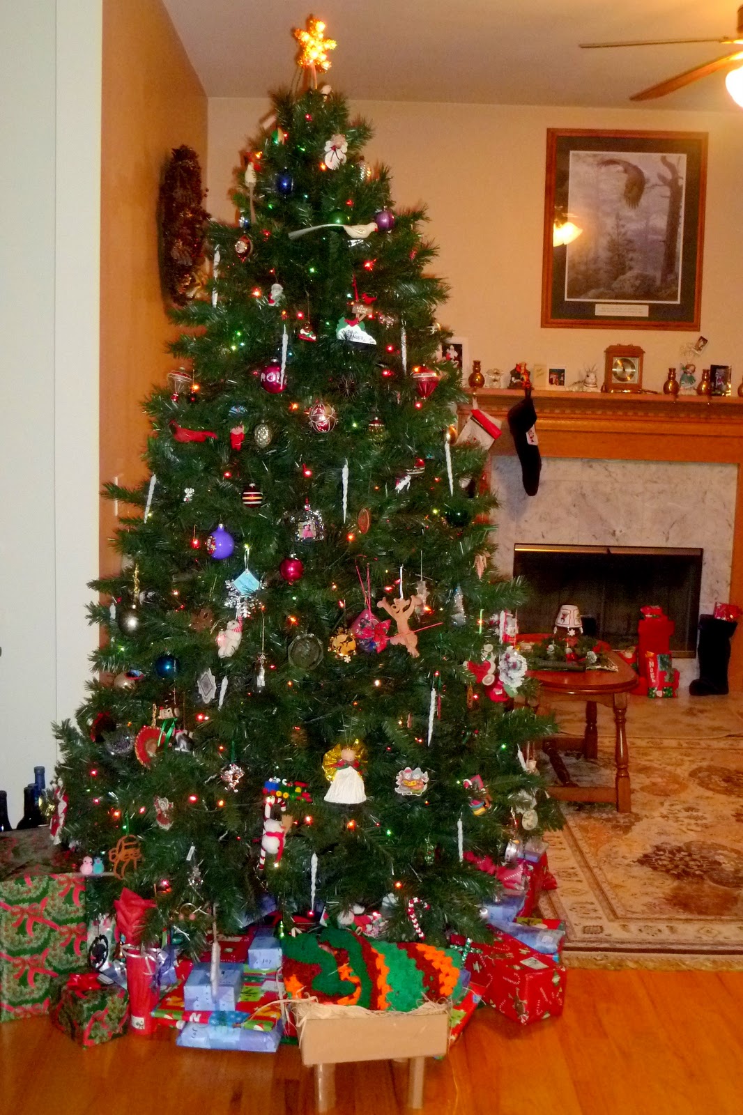 Pictures Of Christmas Trees With Presents Under It