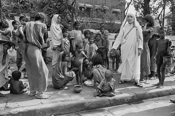 Pictures Of Mother Teresa Helping The Poor