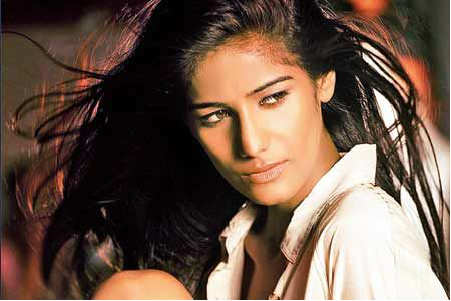 Poonam Pandey Twitter Controversy