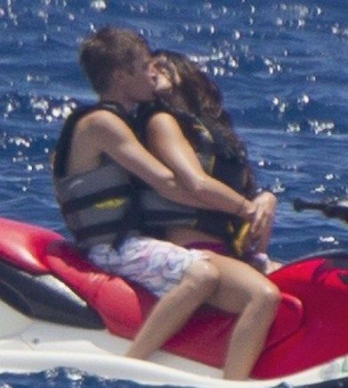 Selena Gomez And Justin Bieber Kissing In Hawaii