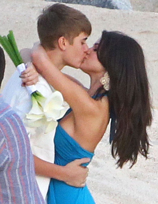Selena Gomez And Justin Bieber Kissing In The Bathroom